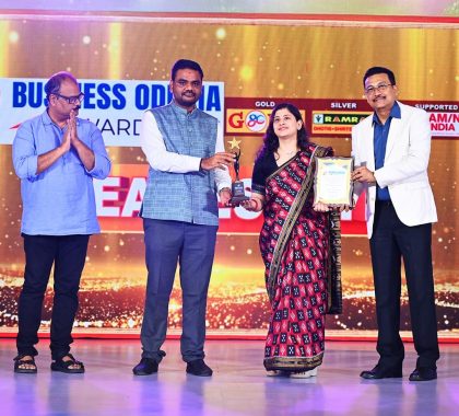 Mrs Srujanika Mishra| Director Evos Group, Receiving OTV - Business Odisha Awards